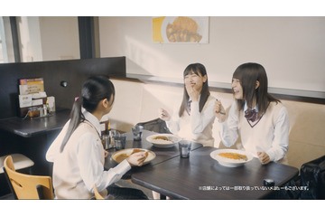 日向坂46・小坂菜緒らが制服姿で妄想!? カレー頬張る愛らしい姿を披露 画像