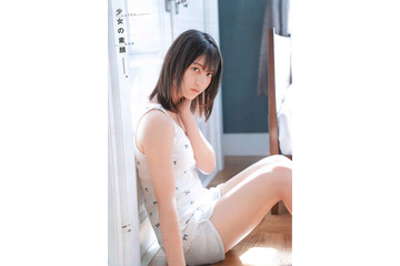 日向坂46小坂菜緒が16ページの特大グラビア登場!「見どころは高校生らしい素の笑顔」 画像