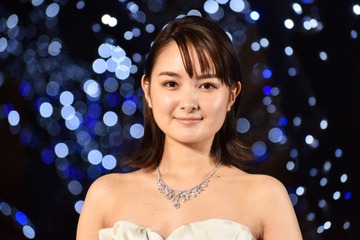 葵わかな、純白ドレスで六本木ヒルズイルミ点灯式に登場! 画像