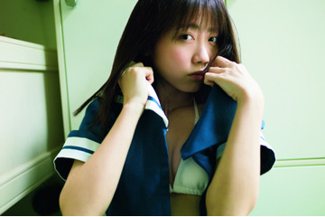 制服や水着ショットも!来栖りんの写真集が本日発売! 画像