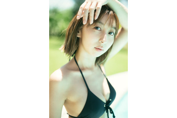 飯田里穂、6年ぶりに水着姿を披露!芸能生活20周年記念で写真集発売 画像