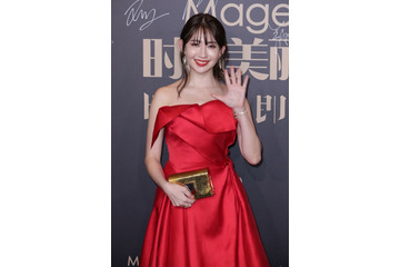 小嶋陽菜、中国で受賞！真っ赤なドレス姿で圧巻の着こなしも 画像