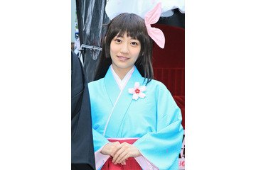関根優那、『新サクラ大戦』の舞台衣装で“ラッピング人力車”を初体験! 画像