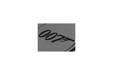 スタイリッシュな黒いパネル〜KDDI、映画コラボパーツ「007ケータイ 慰めの報酬」限定販売 画像