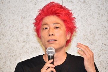 田村淳、ライブ前に亮にはナイショでイメチェン!「原点回帰」の赤髪へ 画像