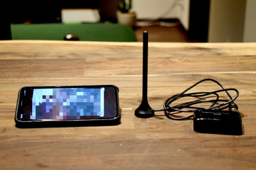 外出先でもiPhoneでテレビ視聴可能!ワイヤレスワンセグチューナーを使ってみた 画像