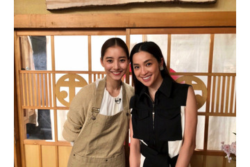 新木優子と中村アンの美女2ショットに「顔小さっ。。」「エプロン姿が萌え」 画像