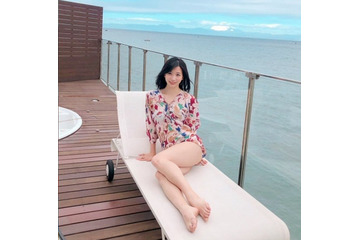 服部彩加、抜群のプロポーションに絶賛の声!「さすが美脚」「透明感凄い」 画像