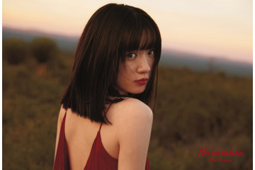 永野芽郁、美背中際立つ大胆ドレス姿披露! 画像