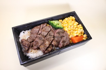 いきなりステーキの「ステーキ重」は、ライブ感あふれる弁当だった! 画像