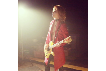 YOSHIKI、22年前に亡くなったHIDEを追悼 ギター姿を公開 画像