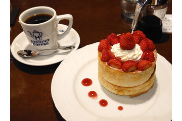 パンケーキの懐の深さを知る……星乃珈琲店「苺たっぷりスフレパンケーキ」 画像