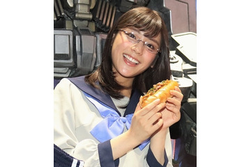人気お天気キャスター・貴島明日香がショーパン姿で脚線美!グラビアアザーカット公開! 画像