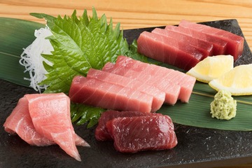 大とろ・中とろ・赤身を一皿で食べ比べ......スシロー手がける大衆居酒屋「鮨・酒・肴 杉玉」 画像