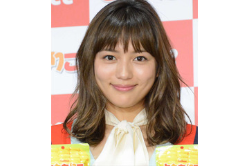 川口春奈、巨大なブリをさばく!ねじり鉢巻き姿で「おりゃー」 画像