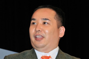 ミルクボーイ内海、有言実行!行きつけの理容店に椅子の寄贈を報告 画像
