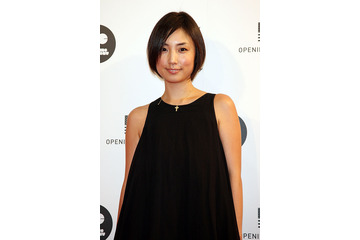 MEGUMI、生足セクシーなミニスカ姿披露! 画像