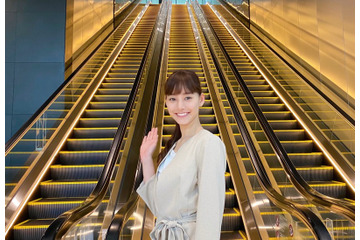 エスカレーターもお洒落なドラマセットに！美しすぎる新木優子のオフショット公開 画像