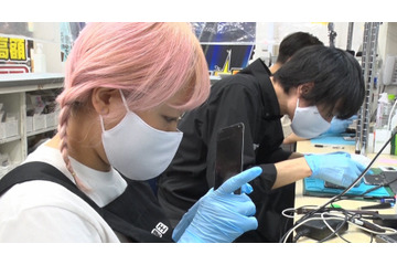 秋葉原の「スマホ修理王」エース店員に密着!“超高難度”な修理依頼とは? 画像