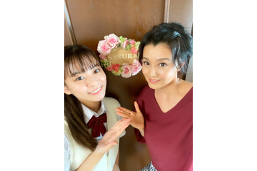 本物の親子みたい!? 藤原紀香、親子役で共演・永瀬莉子とのツーショット公開 画像