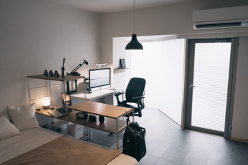 オフィスチェア、デスクライト……細部へのこだわり光る！23歳デザイナーの一人暮らし部屋紹介 画像
