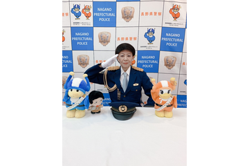 美川憲一、警察制服姿を披露「決める時はビシっと決めるわよ~」 画像