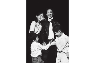 青木裕子&矢部浩之、女性誌で初の家族ショット!「心底照れました」 画像