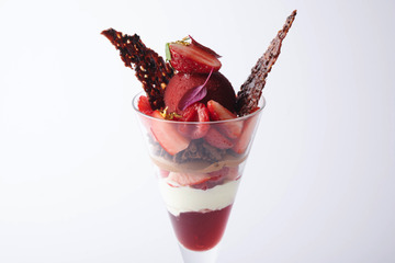 エンポリオ アルマーニ カフェ 心斎橋パルコ、「ベリー、チョコレート、赤ワインのパフェ」期間限定販売 画像