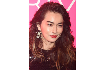 長谷川京子、インスタのミニスカ姿に「美脚」「足が細い」と驚きの声 画像