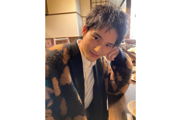 岡田健史の“モテモテ&チャラ男”ショットにファン「ドキドキ」「そんな目で見つめないで~っ!!」 画像