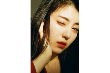 浜辺美波の大人っぽいショットも収録!3月にカレンダー発売 画像