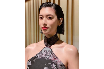 三吉彩花、「話題女優賞」を受賞!エレガントなドレスにも「いいね」多数 画像
