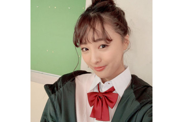 大友花恋、制服姿の撮影オフショット公開!「癒される」「まだ高校生いける」 画像