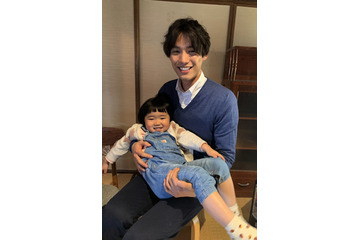 福士蒼汰が“娘”永尾柚乃を抱っこするほっこり2ショット公開 画像