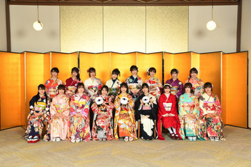 AKB48新成人メンバー17人が振袖姿！成人式式典＆トークイベントに登場 画像