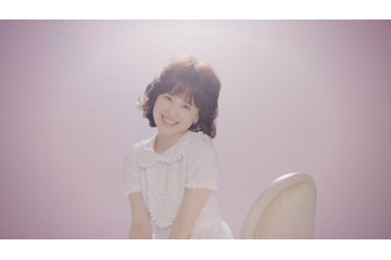 松田聖子、40年ぶりの“聖子ちゃんカット”披露!代表曲「青い珊瑚礁」MVが初公開! 画像