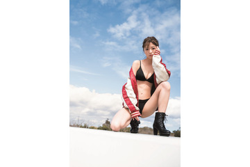 戦隊ヒロイン・工藤美桜、ヤンジャン表紙!スカジャン×黒ビキニでグラビアも 画像