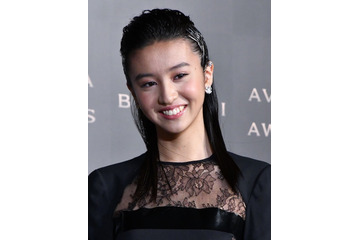 Koki,、ブルガリのジュエリーが映える！肩出し＆デコルテあらわな衣装姿がセクシー！ 画像