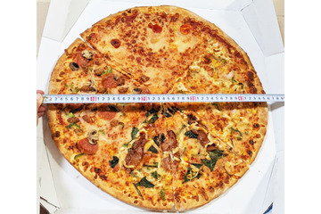 コストコより巨大! 直径46cmのドミノ・ピザ「ウルトラジャンボ」を注文してみた! 画像