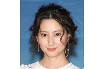 河北麻友子、シースルードレスでウォーキング！セクシー美脚を披露 画像