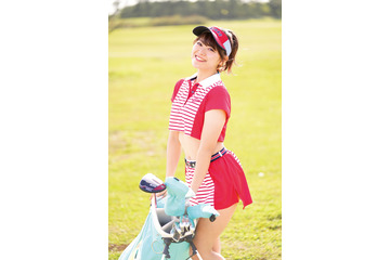 SKE48・山内鈴蘭、ヘソ出し×超ミニスカ衣装でゴルフ!インスタ動画がセクシー! 画像