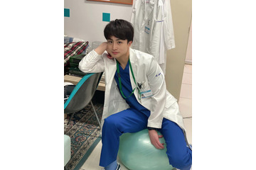 バランスボールで遊ぶ白濱亜嵐にファン悶絶「あざと可愛いっっ！！」 画像