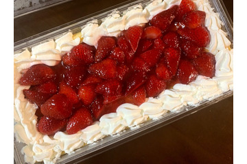 びっしり敷き詰められたイチゴが食欲をそそる！コストコの「ストロベリースコップケーキ」 画像