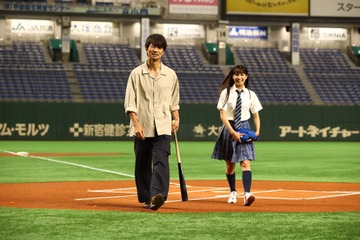 関水渚＆仲村トオルが始球式に登場！7月スタート『八月は夜のバッティングセンターで。』W主演 画像