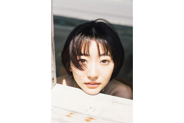 武田玲奈、最新写真集で新たな一面!記念写真展も開催 画像