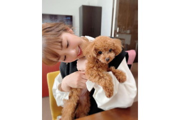 平祐奈、吉田沙保里の愛犬を抱っこ!ファン「Wで可愛い」「癒し効果抜群」 画像
