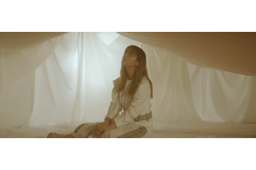 鈴木瑛美子、新曲「kIng」MV解禁!少女たちの姿見守る“守護神”に 画像