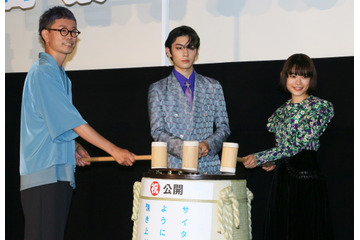 杉咲花、市川染五郎と“樽割り”で公開祝福!「カラフルでポップで、とても眩しい作品」 画像