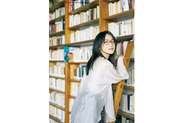 元モーニング娘・鞘師里保、メガネ姿の文学少女グラビア! 画像