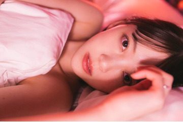 堀未央奈、色気あふれるベッドオフショット公開！ファン「お美しい…」「アイコパス最高」 画像